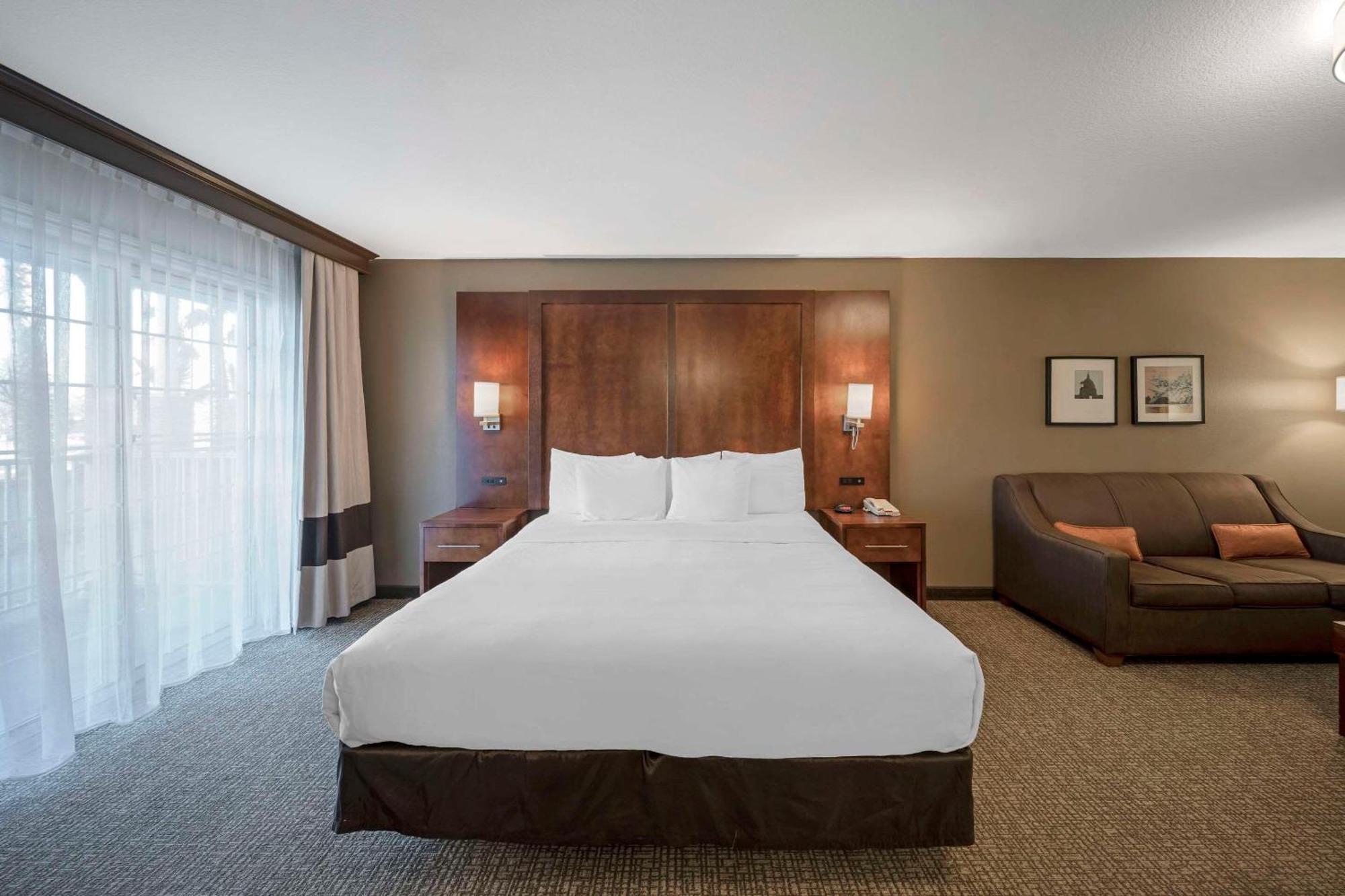 คอมฟอร์ต สวีท เรด บลัฟฟ์ เนียร์ ไอ-5 Hotel ภายนอก รูปภาพ